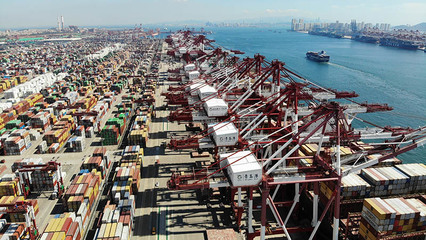 山東青島港:小長假迎來進出口裝卸高峰